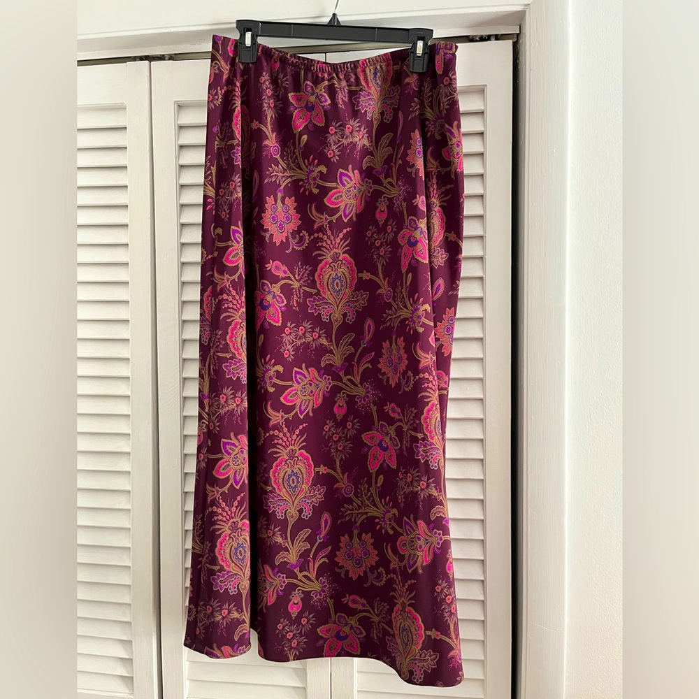 Beautiful Leslie Fay full length skirt